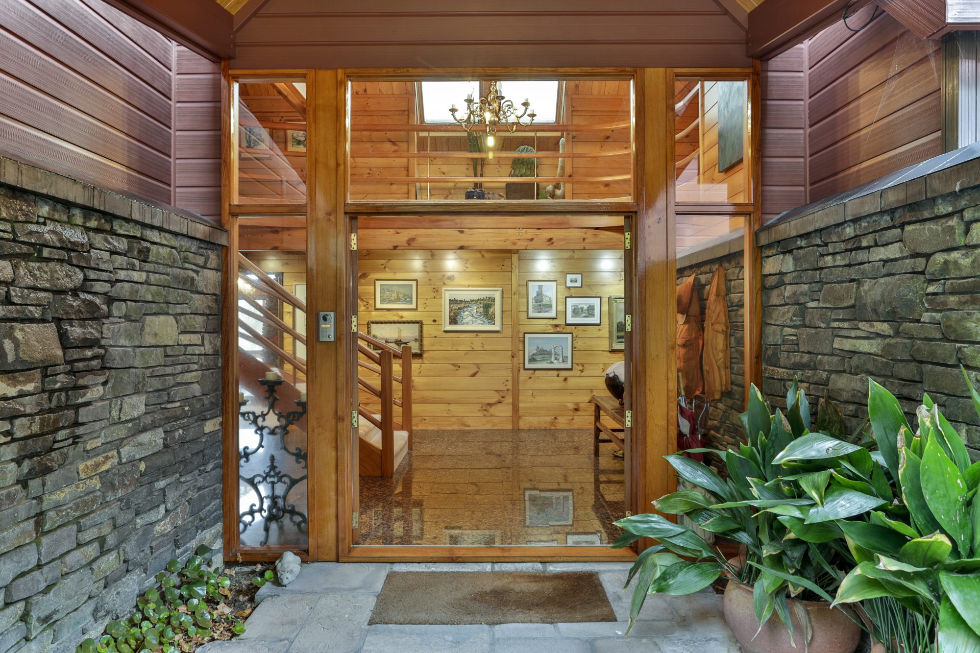 Natural interior Lakeside Lodge 3