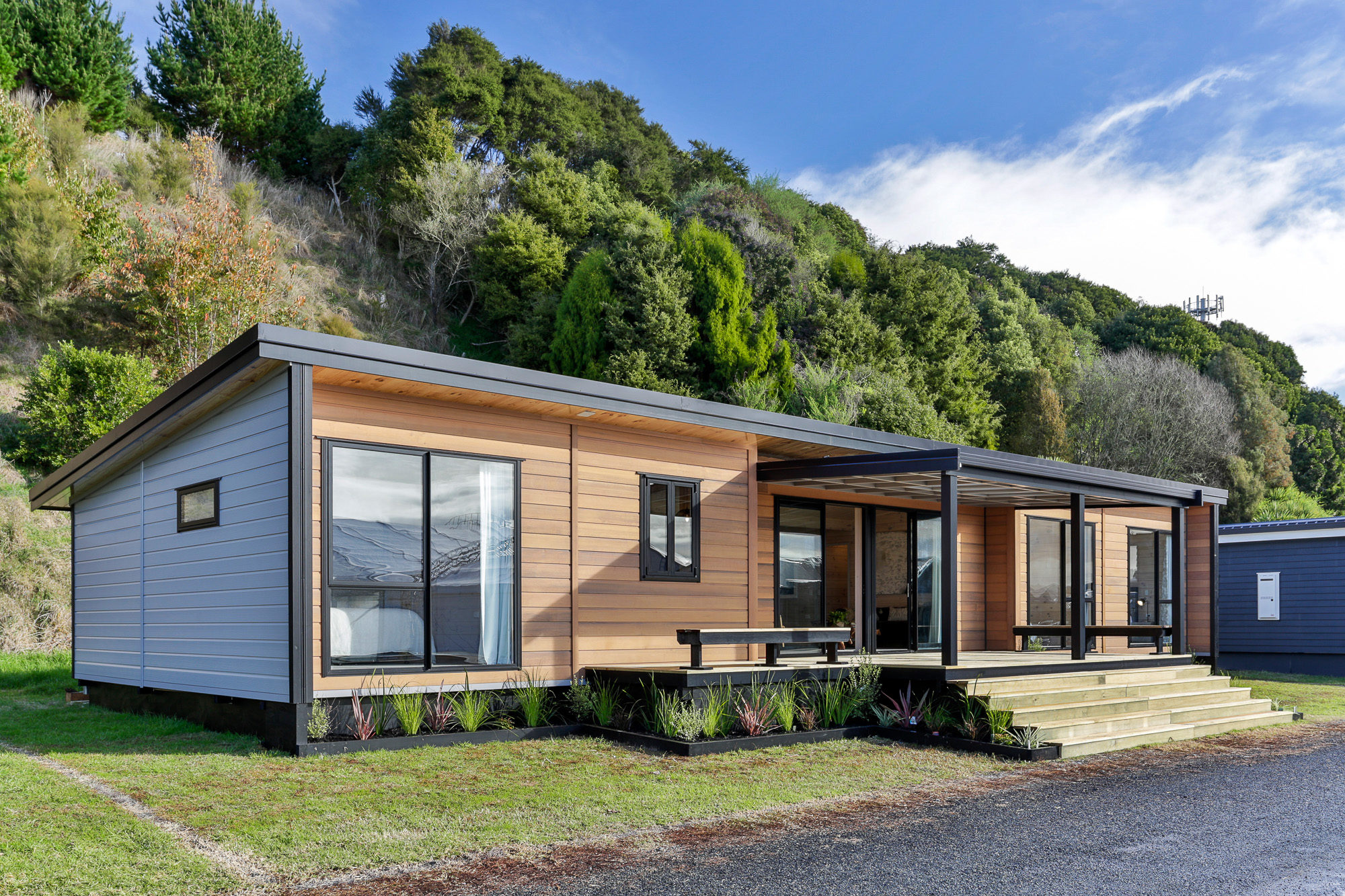 Cedar and aluminium cladding mix with textura black corner profiles